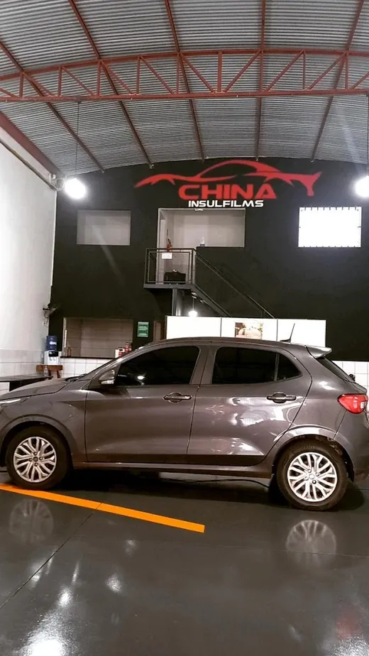 Hatch cinza no studio da China Insulfilms, com o logo na parede