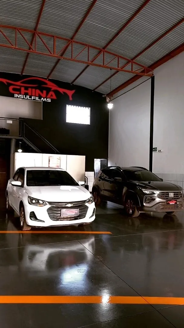 Studio da China Insulfilms com dois carros