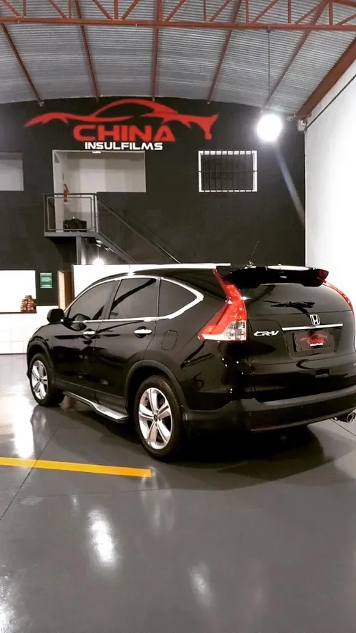 SUV preto com película, vista traseira