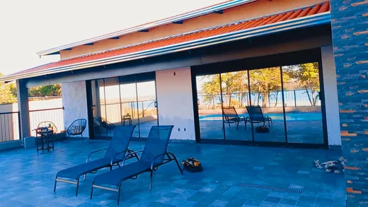 Varanda com portas de vidro e película residencial