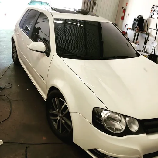 Golf branco com película nos vidros