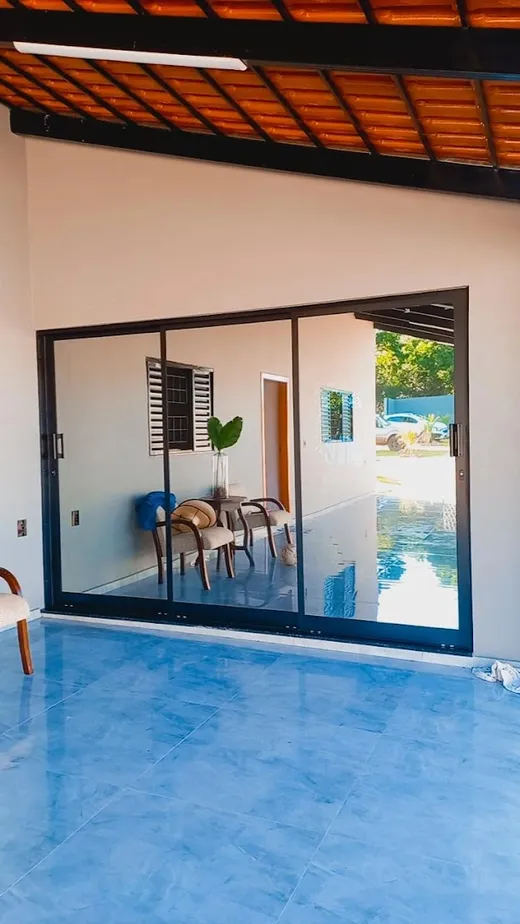 Porta de vidro da sala com película