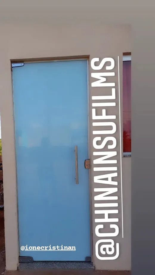 Porta de vidro com película jateada