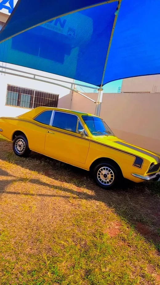 Carro clássico amarelo com película