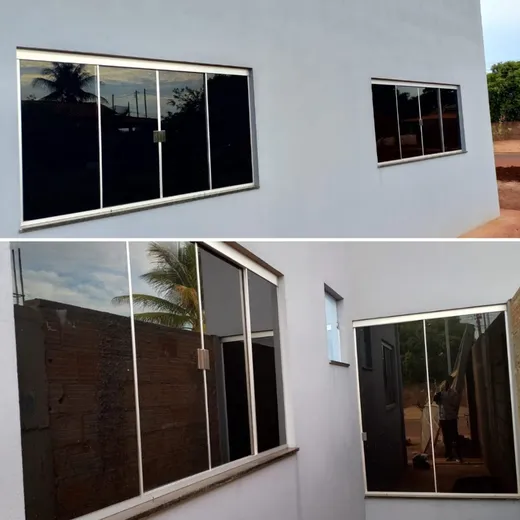 Janelas com película escura na fachada