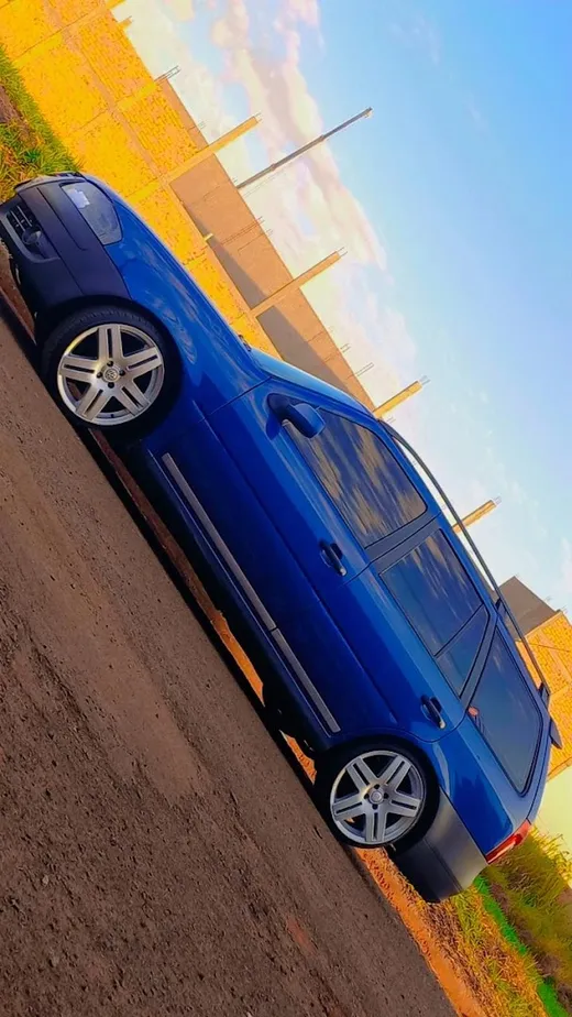 Sedã azul com película, vista lateral